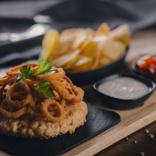 Csülök sörösbundában, chips krumplival és tormaszósszal