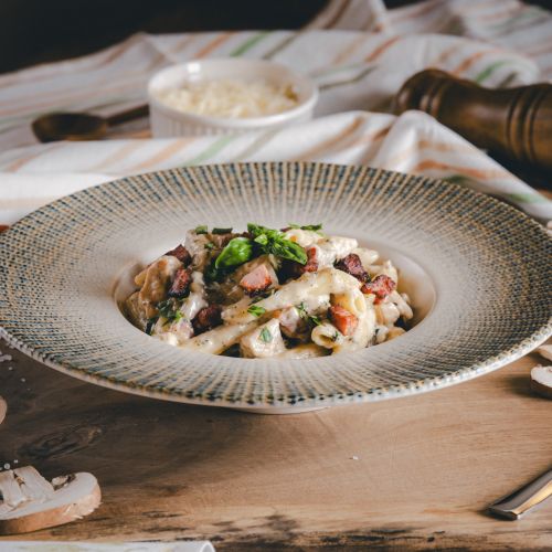 Penne bazsalikomos tejszínes szószban, gombával csirkével és baconnal 450g